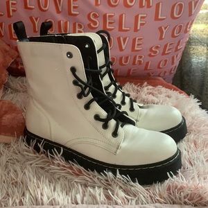 Women’s white UNIONBAY combat boots